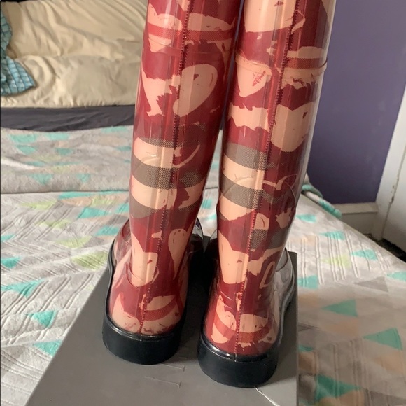 🤑SOLD🤑BURBERRY Rain Boots with Hearts - Picture 2 of 6
